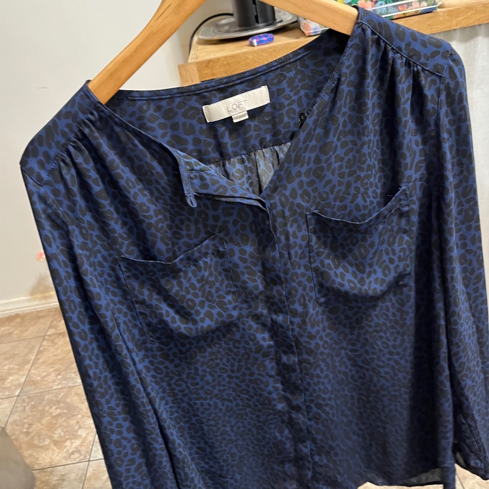 LOFT Navy Leopard Print Blouse – Long Sleeve – Size Medium 🖤 🐆 💙 - Picture 4 of 10